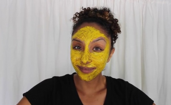 لقد بدأت تضع الكركم على كامل وجهها .. انظري ماذا حدث لبشرتها