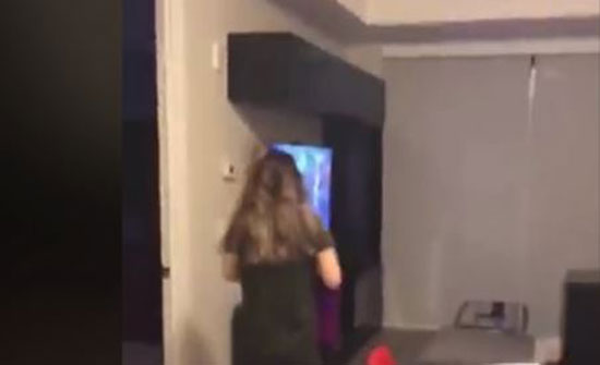 معاناة رجل مع زوجته لإجبارها على عدم تناول الطعام لإنقاص الوزن (فيديو) معاناة رجل مع زوجته لإجبارها على عدم تناول الطعام لإنقاص الوزن (فيديو)