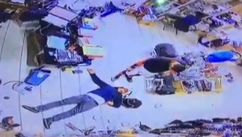 بالفيديو.. لحظة اعتداء كويتي على شاب مصري وسحله داخل سوبرماركت بالفيديو.. لحظة اعتداء كويتي على شاب مصري وسحله داخل سوبرماركت