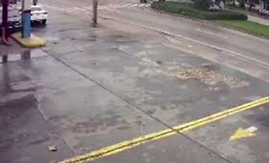 حادث يتحول إلى عدد من الكوارث.. والعناية الإلهية تتدخل (فيديو) حادث يتحول إلى عدد من الكوارث.. والعناية الإلهية تتدخل (فيديو)