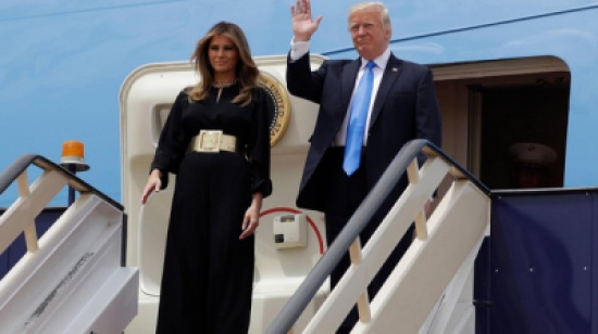 ميلانيا تصل السعودية بزي مستوحى من العباءة الخليجية ميلانيا تصل السعودية بزي مستوحى من العباءة الخليجية
