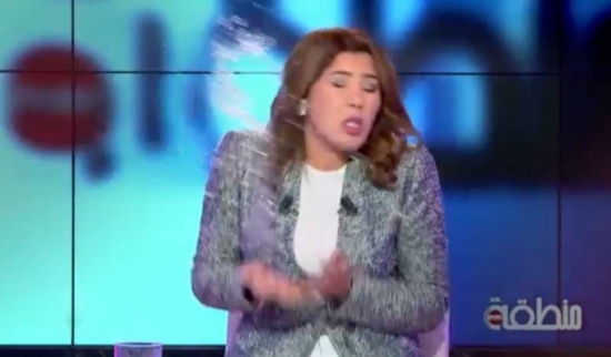الراقصة نور ترمي مذيعة بكأس ماء بعد أن سألتها عن الدورة الشهرية! الراقصة نور ترمي مذيعة بكأس ماء بعد أن سألتها عن الدورة الشهرية!