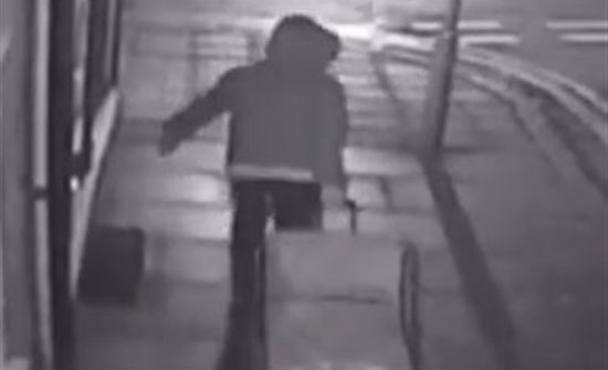 شاهد بالفيديو.. زوج يسحب جثة زوجته بعد قتلها وتقطيعها لأجزاء بالشارع شاهد بالفيديو.. زوج يسحب جثة زوجته بعد قتلها وتقطيعها لأجزاء بالشارع