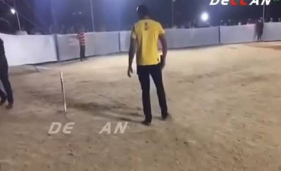 فيديو| لحظة وفاة شاب وسط الملعب بشكل مفاجئ! فيديو| لحظة وفاة شاب وسط الملعب بشكل مفاجئ!