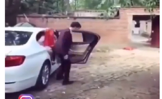 عريس حاول حمل عروسه في حفل الزفاف فتسبب في سقوطها بشكل مروع (فيديو) عريس حاول حمل عروسه في حفل الزفاف فتسبب في سقوطها بشكل مروع (فيديو)