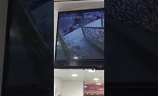 لحظة سرقة لص هاتفا محمولا من فتاة بالسعودية (فيديو) لحظة سرقة لص هاتفا محمولا من فتاة بالسعودية (فيديو)