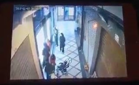 بالفيديو : عجوز تسرق هاتف جوال بطريقة ماكرة بالفيديو : عجوز تسرق هاتف جوال بطريقة ماكرة