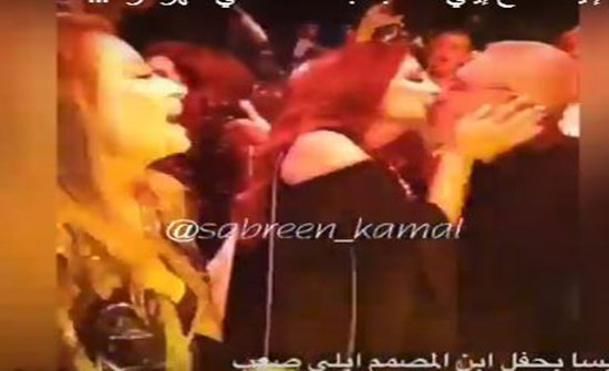 بالفيديو و الصور : إلیسا تمنح إیلي صعب قبلة خاصة في سھرة زفاف ابنه بالفيديو و الصور : إلیسا تمنح إیلي صعب قبلة خاصة في سھرة زفاف ابنه