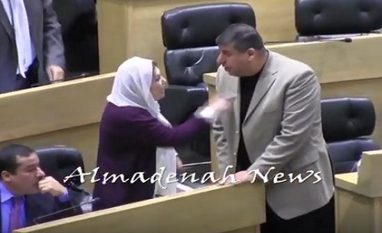 بالفيديو : السعود يحاول تهدئة انصاف الخوالدة بعد تصريحات هديب بالفيديو : السعود يحاول تهدئة انصاف الخوالدة بعد تصريحات هديب
