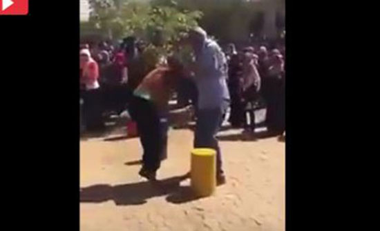 فيديو لرئيس جامعة يضرب طالبتين يثير الغضب ( شاهد ) فيديو لرئيس جامعة يضرب طالبتين يثير الغضب ( شاهد )