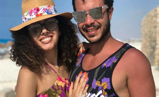 شاهد.. لقطة رومانسية بين ريم أحمد وزوجها على البحر شاهد.. لقطة رومانسية بين ريم أحمد وزوجها على البحر