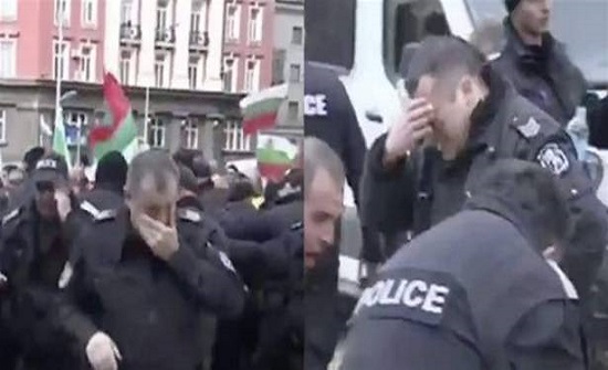 بالفيديو- الشرطة البلغارية تطلق "رذاذ الفلفل" على نفسها "بالخطأ"! بالفيديو- الشرطة البلغارية تطلق "رذاذ الفلفل" على نفسها "بالخطأ"!