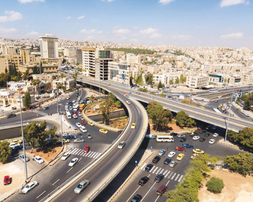 شاحنة تغلق نفق الدوار الثالث في عمان شاحنة تغلق نفق الدوار الثالث في عمان