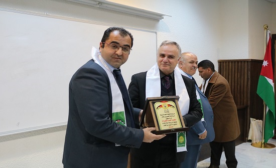 أبو كركي يكرّم أعضاء هيئة التدريس وأوائل طلبة كلية العلوم التربوية في جامعة "الحسين " أبو كركي يكرّم أعضاء هيئة التدريس وأوائل طلبة كلية العلوم التربوية في جامعة "الحسين "