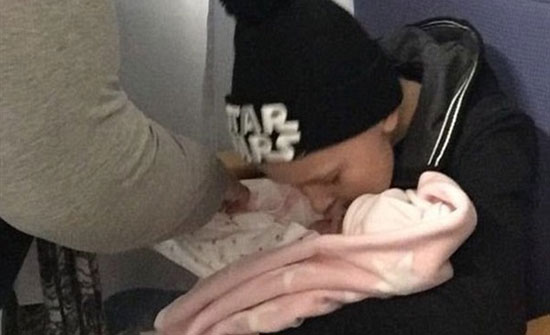 طفل مريض يحمل أخته الرضيعة ويسميها قبل وفاته بيوم .. صور طفل مريض يحمل أخته الرضيعة ويسميها قبل وفاته بيوم .. صور