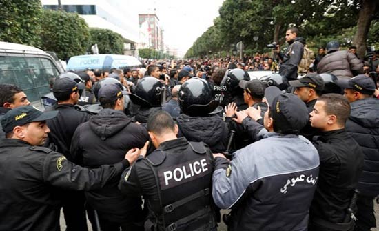 تونس تنشر الجيش في عدة مدن وتعتقل المزيد مع تصاعد حدة الاحتجاجات العنيفة تونس تنشر الجيش في عدة مدن وتعتقل المزيد مع تصاعد حدة الاحتجاجات العنيفة