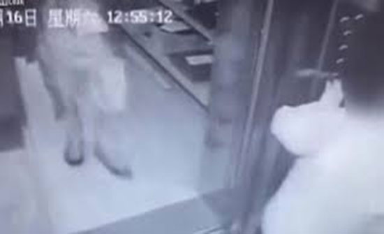 عامل دليفري يعتدي على عجوز بالضرب المبرح (فيديو) عامل دليفري يعتدي على عجوز بالضرب المبرح (فيديو)