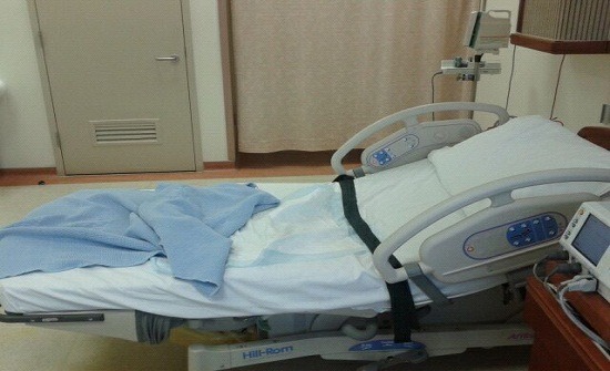 إلقاء مريض مصاب بالإيدز خارج مستشفى يثير جدلًا في مصر (صور) إلقاء مريض مصاب بالإيدز خارج مستشفى يثير جدلًا في مصر (صور)