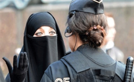 فرنسا: السجن 3 أشهر لسيدة رفضت رفع النقاب فرنسا: السجن 3 أشهر لسيدة رفضت رفع النقاب