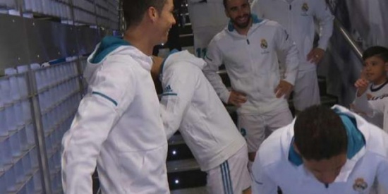 شاهد.. رونالدو يكافئ طفل مدريدي على إهانته لميسي شاهد.. رونالدو يكافئ طفل مدريدي على إهانته لميسي