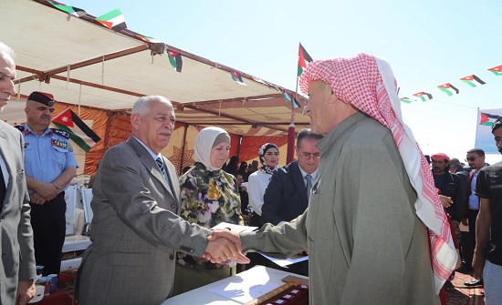 بتوجيهات ملكية.. العيسوي يسلم 15 مسكناً للأسر العفيفة بمحافظة الكرك بتوجيهات ملكية.. العيسوي يسلم 15 مسكناً للأسر العفيفة بمحافظة الكرك