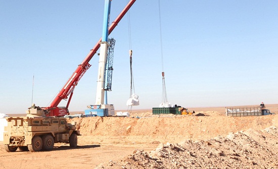 الأردن يدخل مساعدات إنسانية لتجمع الركبان عبر حدوده الأردن يدخل مساعدات إنسانية لتجمع الركبان عبر حدوده