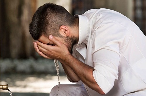 احذروا من الوضوء في المغاسل العالية.. هذا ما قد يسبّبه! احذروا من الوضوء في المغاسل العالية.. هذا ما قد يسبّبه!