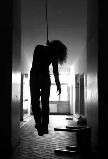 فتاة ثلاثينية تنهي حياتها شنقا في معان فتاة ثلاثينية تنهي حياتها شنقا في معان