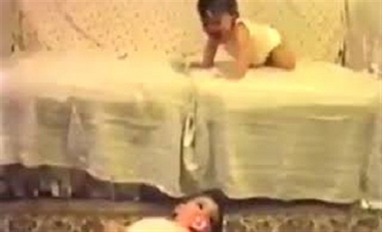 رد فعل صادم لطفل رضيع سقط شقيقه أمامه (فيديو) رد فعل صادم لطفل رضيع سقط شقيقه أمامه (فيديو)