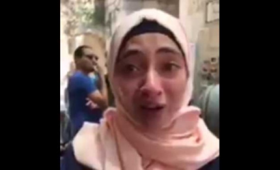 فلسطينية تبكي حرقة بسبب إجراءات الاحتلال على بوابات المسجد الأقصى… شاهد ماذا قالت فلسطينية تبكي حرقة بسبب إجراءات الاحتلال على بوابات المسجد الأقصى… شاهد ماذا قالت
