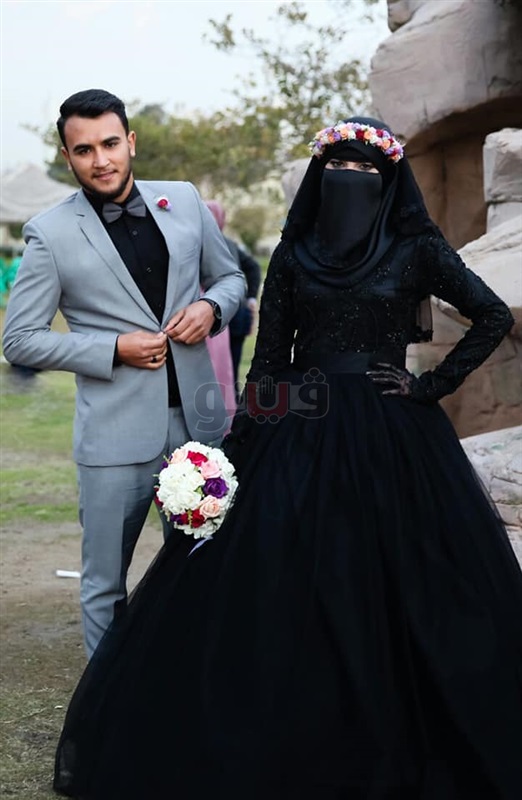 منتقبة ترتدي فستانا أسود ليلة زفافها (صور) منتقبة ترتدي فستانا أسود ليلة زفافها (صور)