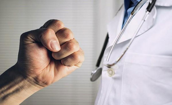 "الأمن" تعاملت مع (4) بلاغات اعتداء على أطباء الأسبوع الماضي "الأمن" تعاملت مع (4) بلاغات اعتداء على أطباء الأسبوع الماضي