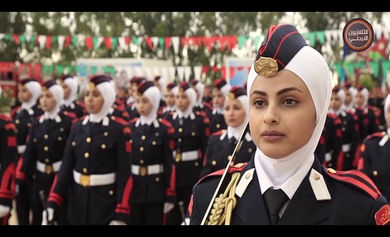 خريجات كلية الأميرة منى للتمريض يؤدين قسم التمريض خريجات كلية الأميرة منى للتمريض يؤدين قسم التمريض