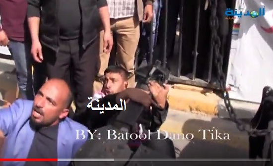 شاهد بالفيديو .. كيف منع المزارعون ونش الشرطة من سحب سياراتهم شاهد بالفيديو .. كيف منع المزارعون ونش الشرطة من سحب سياراتهم