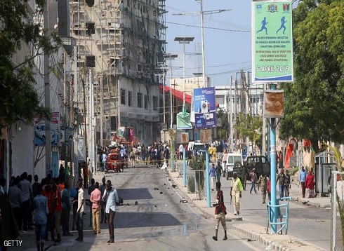 سيارة مفخخة تستهدف شخصيات مهمة في فندق بالصومال سيارة مفخخة تستهدف شخصيات مهمة في فندق بالصومال