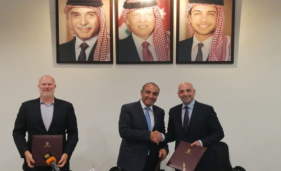 توقيع اتفاقية لتنفيذ مشروع "درب عمان" توقيع اتفاقية لتنفيذ مشروع "درب عمان"