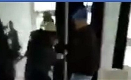 بالفيديو : لقطات صادمة لمعلم يعتدي على طالبة بالضرب داخل الفصل بالفيديو : لقطات صادمة لمعلم يعتدي على طالبة بالضرب داخل الفصل