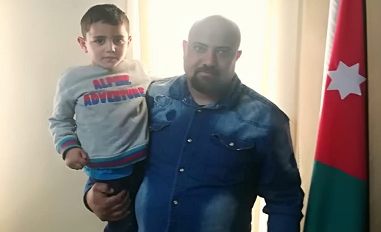 ذوو الطفل الموجود في مركز أمن عين الباشا يصلون اليه ذوو الطفل الموجود في مركز أمن عين الباشا يصلون اليه