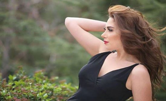 بالصور - نجمة لبنانية تثير الجدل بإطلالتها الغامضة على الشاطئ بالصور - نجمة لبنانية تثير الجدل بإطلالتها الغامضة على الشاطئ
