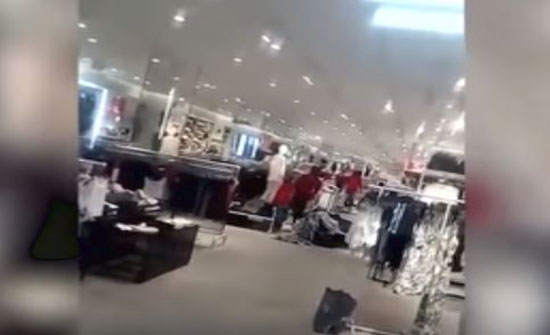 تحطيم متجر «H&M» بسبب إعلان عنصري (فيديو وصور) تحطيم متجر «H&M» بسبب إعلان عنصري (فيديو وصور)