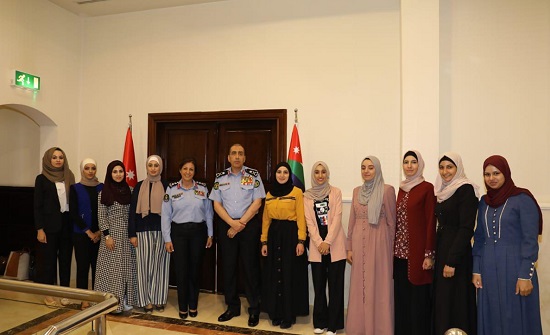 الحمود يكرم عدداً من مرتبات الشرطة النسائية الحمود يكرم عدداً من مرتبات الشرطة النسائية