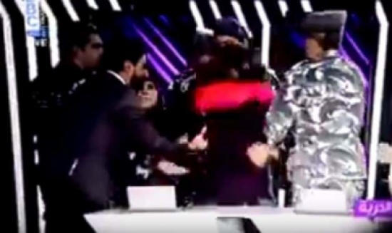 بالفيديو: الأمن اللبناني يقتحم برنامج تلفزيوني لاعتقال شاب على الهواء بالفيديو: الأمن اللبناني يقتحم برنامج تلفزيوني لاعتقال شاب على الهواء