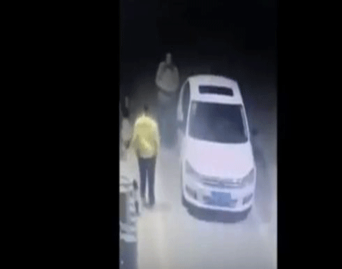 رد فعل شابين لحظة هجوم ذئاب عليهما (فيديو) رد فعل شابين لحظة هجوم ذئاب عليهما (فيديو)