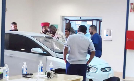 رجل يقتحم مستشفى «الحرس الوطني» في الرياض بسيارته ( فيديو ) رجل يقتحم مستشفى «الحرس الوطني» في الرياض بسيارته ( فيديو )