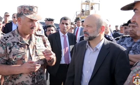 بالفيديو : الرزاز يتفقد الحدود الأردنية السورية والمستشفى الميداني بالفيديو : الرزاز يتفقد الحدود الأردنية السورية والمستشفى الميداني