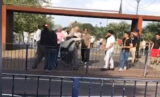 بريطانيا : رجال مسنين يعتدون على مراهق (فيديو) بريطانيا : رجال مسنين يعتدون على مراهق (فيديو)