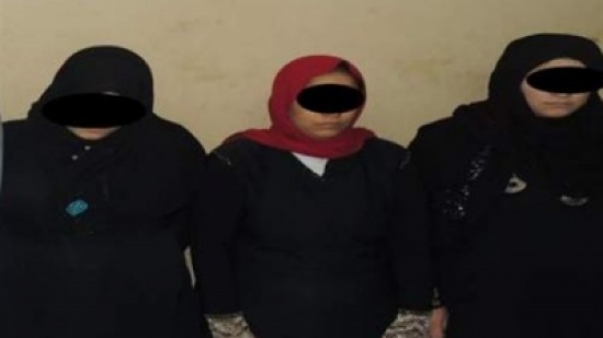 عجوز تستقطب الهاربات من اسرهن للعمل بالدعارة بفندق شهير عجوز تستقطب الهاربات من اسرهن للعمل بالدعارة بفندق شهير