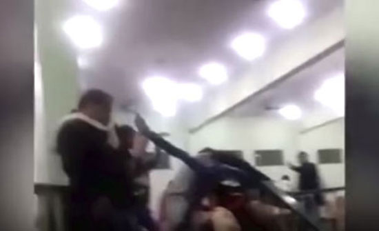بالفيديو: خلاف على الطعام في "صالة الأفراح" يحول حفل الزفاف إلى ساحة معركة بالفيديو: خلاف على الطعام في "صالة الأفراح" يحول حفل الزفاف إلى ساحة معركة
