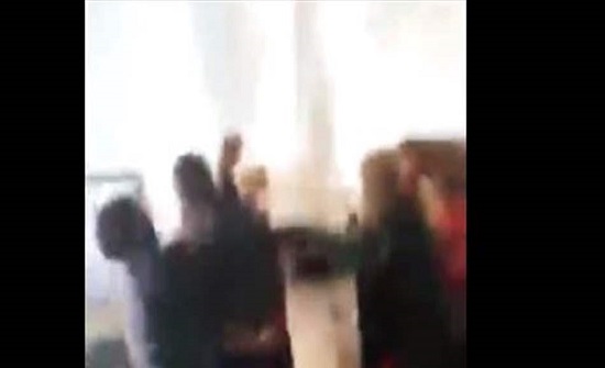 أستاذ يتحرّش ببنات الـ 12 عاماً.. وأمّهاتهنّ يلقّنّه درساً قاسياً! (فيديو) أستاذ يتحرّش ببنات الـ 12 عاماً.. وأمّهاتهنّ يلقّنّه درساً قاسياً! (فيديو)
