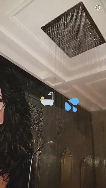 بالصور: هيفا وهبي تنشر فيديو من داخل حمام منزلها قبل الاستحمام! بالصور: هيفا وهبي تنشر فيديو من داخل حمام منزلها قبل الاستحمام!
